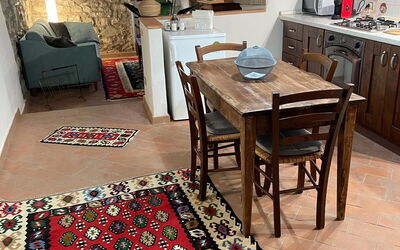 Nido: Møbel, Gulvbelægning, Etage, Indretning, Tæppe, Bord, Værelse, Stue