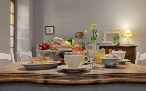 Villa Essiccatoio: Bordservice, Møbel, Serveware, Bord, Indretning, Tallerkner, Mad, Porcelæn, Drinkware, Køkken & Spisebord