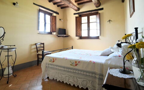 Terre di Giano Private Pool and View, Umbria: Møbel, Indretning, Gulvbelægning, Soveværelse, Seng, Etage, Værelse, Sengetøj, Loft, Belysning