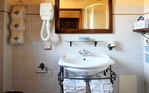 Terre di Giano Private Pool and View, Umbria: Indretning, Sanitærarmatur, Gulvbelægning, Møbel, Badeværelsesvask, Etage, Håndvask, Tap, Belysning, Badeværelse