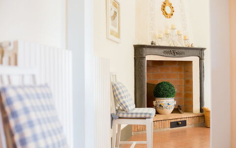 Villa Camelia: Møbel, Væg, Indretning, Træ, Gulvbelægning, Etage, Belysning, Værelse, Billedramme, Stue