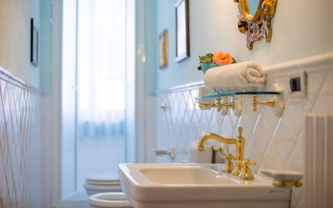 Villa Camelia: Væg, Indretning, Belysning, Tap, Badeværelsesvask, Sanitærarmatur, Lysarmatur, Badeværelse, Vvs, Håndvask