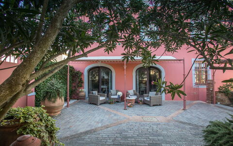 Villa Camelia: Arkitektur, Dør, Blomsterkrukke, Hacienda, Stueplante, Estate, Have, Gårdsplads, Landscaping, Gård