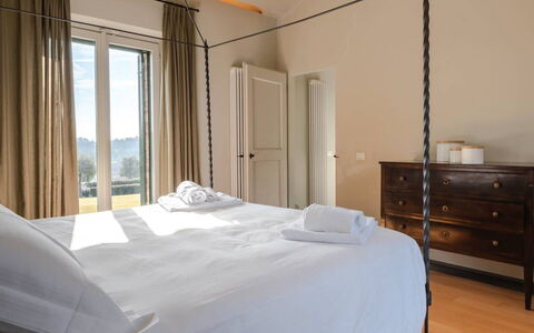 Loft Borgo Syrah: Seng, Møbel, Soveværelse, Indretning, Træ, Sengetøj, Sengetøj, Textile, Sengetøj, Etage