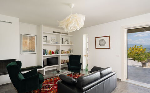 Villa Ombrone: Møbel, Indretning, Væg, Gulvbelægning, Etage, Couch, Loft, Stue, Værelse, Træ