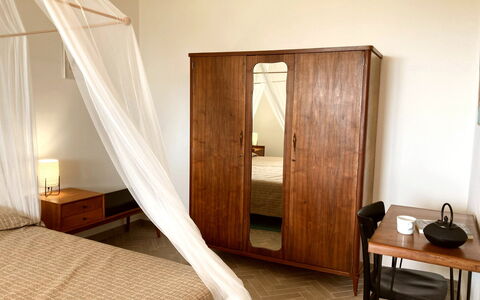 Villa Ombrone: Møbel, Seng, Soveværelse, Indretning, Etage, Gulvbelægning, Træ, Sengetøj, Sengetøj, Belysning