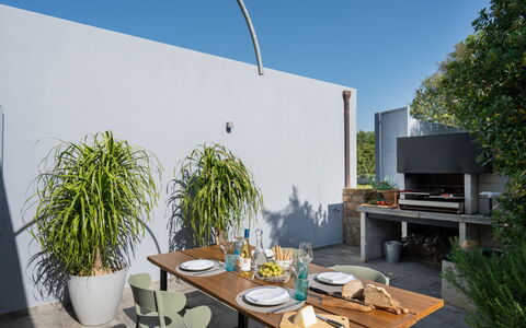 Villa Ombrone: Møbel, Udendørs Møbler, Bord, Stol, Blomsterkrukke, Udendørs Bord, Køkken & Spisebord, Skygge, Stueplante, Have