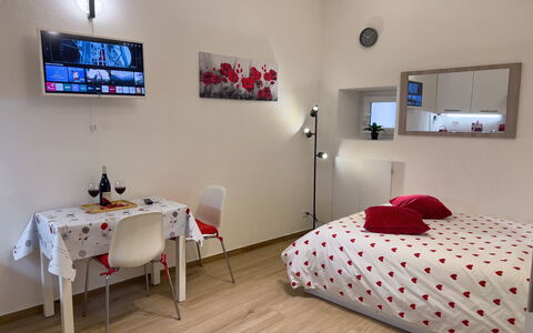 Studio Piccolo al Verticale - Levanto: Indretning, Møbel, Gulvbelægning, Soveværelse, Etage, Seng, Loft, Værelse, Textile, Sengetøj