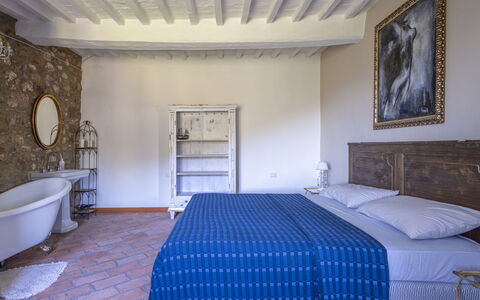 House in Sassa, Historic Tuscany Village, View: Møbel, Væg, Soveværelse, Gulvbelægning, Etage, Seng, Hjem, Bed Frame, Sengetøj, Stol