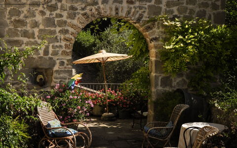 Agriturismo Arcera: Blomsterkrukke, Møbel, Have, Stueplante, Udendørs Møbler, Stol, Flise, Gårdsplads, Udendørs Bord