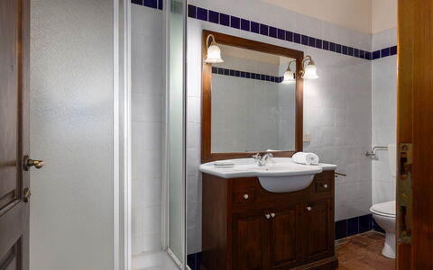 Il Leccio, Vinci, Private Pool and Tennis: Badeværelsesvask, Sanitærarmatur, Håndvask, Badeværelse, Spejl, Indretning, Gulvbelægning, Badeværelsesskab, Cabinetry, Tap