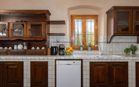 Il Leccio, Vinci, Private Pool and Tennis: Køkken, Træ, Indretning, Cabinetry, Countertop, Gulvbelægning, Møbel, Skab, Hjem, Bejdse