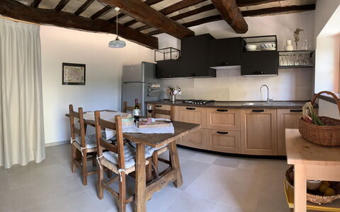 Casa Chimera: Møbel, Indretning, Køkken, Træ, Gulvbelægning, Countertop, Loft, Cabinetry, Værelse, Etage