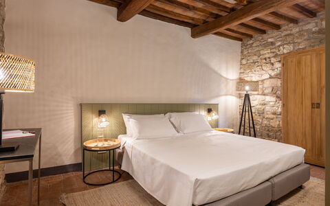 Maison Badia a Passignano: Væg, Møbel, Indretning, Soveværelse, Seng, Textile, Gulvbelægning, Loft, Etage, Sengetøj