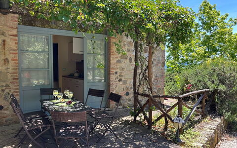 Casa Stella Serena, Podere le Scopaie, Pool: Møbel, Udendørs Møbler, Udendørs Bord, Stol, Have, Blomsterkrukke, Backyard, Skygge, Stenmur, Stueplante