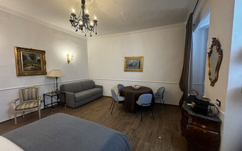 Maison D'Alice: Møbel, Indretning, Gulvbelægning, Etage, Loft, Soveværelse, Belysning, Værelse, Sengetøj, Seng