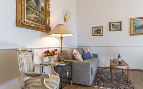 Maison D'Alice: Møbel, Indretning, Couch, Gulvbelægning, Stue, Billedramme, Værelse, Belysning, Etage, Bord