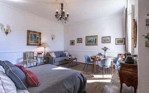 Maison D'Alice: Møbel, Indretning, Gulvbelægning, Værelse, Loft, Textile, Etage, Billedramme, Belysning, Hjem