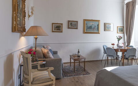 Maison D'Alice: Møbel, Indretning, Gulvbelægning, Træ, Etage, Værelse, Billedramme, Belysning, Bord, Stue