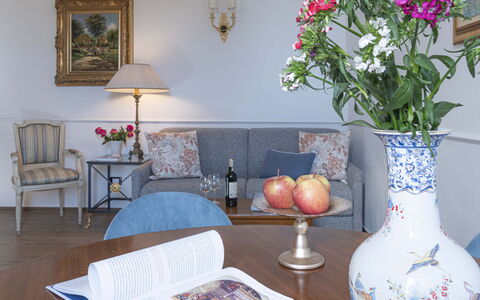 Maison D'Alice: Møbel, Indretning, Blomst, Billedramme, Bord, Belysning, Værelse, Gulvbelægning, Blomsterkrukke, Stue