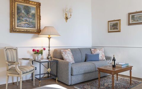 Maison D'Alice: Møbel, Indretning, Couch, Stue, Værelse, Gulvbelægning, Billedramme, Bord, Textile, Etage