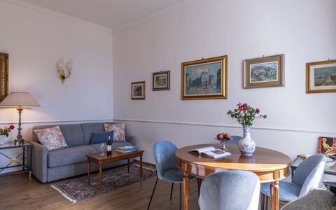 Maison D'Alice: Møbel, Indretning, Gulvbelægning, Træ, Etage, Billedramme, Bord, Værelse, Belysning, Stue