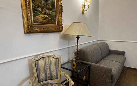 Maison D'Alice: Møbel, Indretning, Gulvbelægning, Væg, Træ, Etage, Couch, Stue, Belysning, Billedramme