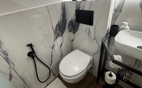 Maison D'Alice: Indretning, Sanitærarmatur, Etage, Vvs, Badeværelse, Toilet, Toiletbræt, Flise, Tap, Spejl