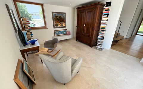 Villa Elena: Møbel, Gulvbelægning, Etage, Indretning, Træ, Trægulve, Værelse, Belysning, Billedramme, Stue