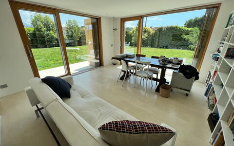 Villa Elena: Gulvbelægning, Møbel, Indretning, Etage, Træ, Couch, Stue, Hjem, Belysning, Værelse