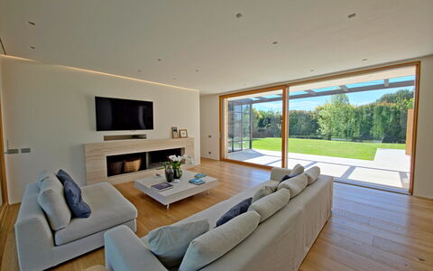 Villa Elena: Gulvbelægning, Etage, Indretning, Træ, Couch, Stue, Loft, Trægulve, Værelse