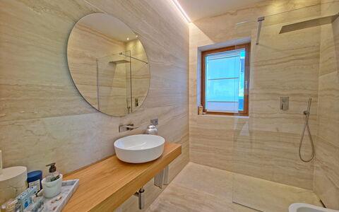 Villa Elena: Gulvbelægning, Etage, Indretning, Træ, Sanitærarmatur, Loft, Badeværelse, Belysning, Vvs, Tap