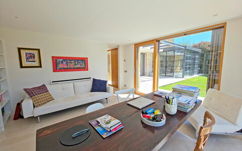 Villa Elena: Gulvbelægning, Indretning, Etage, Møbel, Træ, Loft, Værelse, Couch, Stue, Trægulve