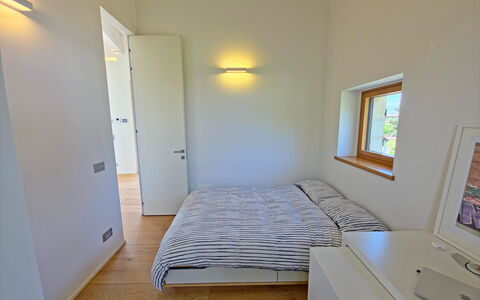 Villa Elena: Indretning, Væg, Soveværelse, Gulvbelægning, Træ, Seng, Etage, Loft, Værelse, Belysning