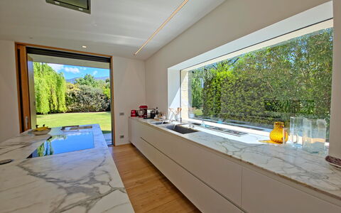 Villa Elena: Indretning, Gulvbelægning, Countertop, Køkken, Etage, Hjem, Loft, Flise, Naturmateriale, Design