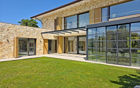 Villa Elena: Bygning, Hjem, Boligområde, Facade, Dør, Hus, Arkitektur, Estate, Sommerhus, Stuehus