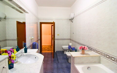 Gli Ulivi: Gulvbelægning, Indretning, Væg, Etage, Sanitærarmatur, Badeværelsesvask, Håndvask, Tap, Badeværelse, Vvs