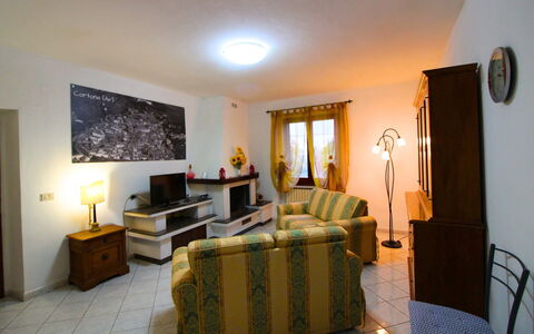 Gli Ulivi: Møbel, Indretning, Gulvbelægning, Værelse, Etage, Træ, Couch, Loft, Belysning, Bord