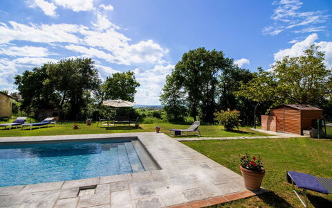 Gli Ulivi: Svømmepøl, Have, Skygge, Udendørs Møbler, Landscaping, Estate, Fritid, Backyard, Lawn, Gård