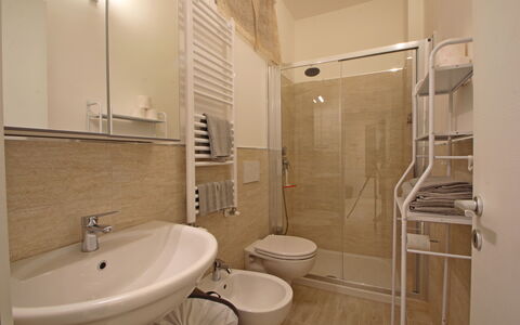 Il Centro: Indretning, Gulvbelægning, Etage, Værelse, Loft, Lejlighed, Stol, Toilet, Håndvask, Sanitærarmatur