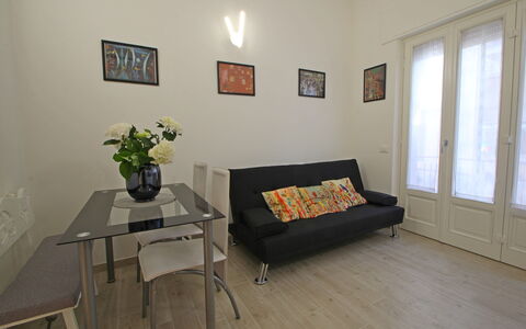 Il Centro: Møbel, Gulvbelægning, Etage, Indretning, Væg, Træ, Værelse, Trægulve, Couch, Stue