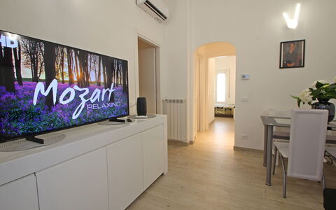 Il Centro: Indretning, Gulvbelægning, Etage, Elektronisk Apparat, Værelse, Fjernsyn, Stue, Television, Lejlighed, Loft