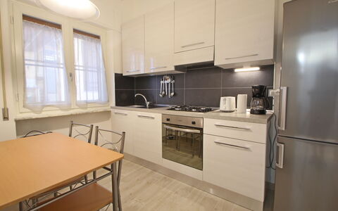 Il Centro: Køkken Apparat, Køkken, Større Bandage, Countertop, Cabinetry, Gulvbelægning, Træ, Møbel, Indretning, Etage