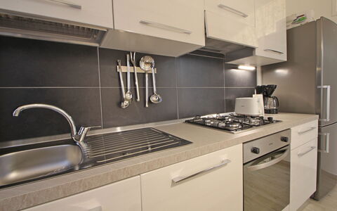 Il Centro: Køkken, Køkken Apparat, Countertop, Større Bandage, Komfur, Cabinetry, Køkkenvask, Komfur, Gaskomfur, Husholdningsapparat