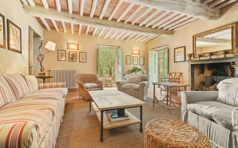 La Sorgente: Møbel, Væg, Træ, Couch, Indretning, Stue, Hjem, Stol, Bord