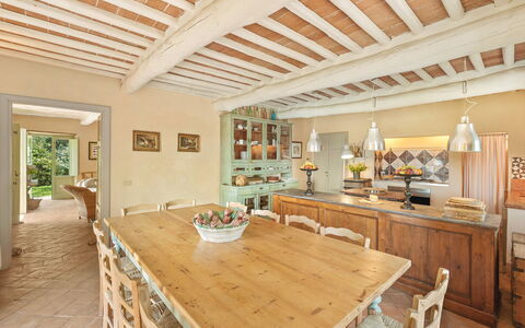 La Sorgente: Møbel, Indretning, Væg, Gulvbelægning, Træ, Stol, Bord, Loft, Spisestue, Køkken & Spisebord