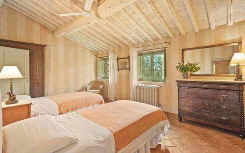 La Sorgente: Seng, Møbel, Sengetøj, Soveværelse, Indretning, Sengetøj, Træ, Etage, Loft, Sengetøj