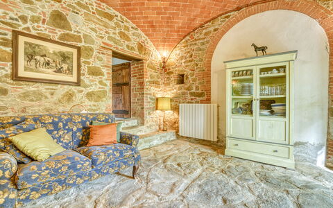 Villa the Horses: Møbel, Væg, Indretning, Loft, Gulvbelægning, Etage, Belysning, Værelse, Couch, Stue