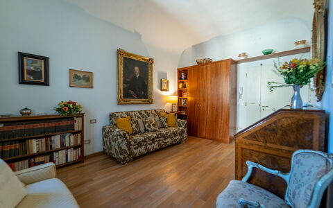 Casa dello Scrittore: Møbel, Indretning, Væg, Gulvbelægning, Træ, Etage, Couch, Billedramme, Værelse, Stue