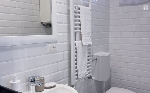 Casa Nanai - Levanto: Sanitærarmatur, Badeværelse, Håndvask, Badeværelsesvask, Gulvbelægning, Toiletbræt, Toilet, Indretning, Vvs, Tap